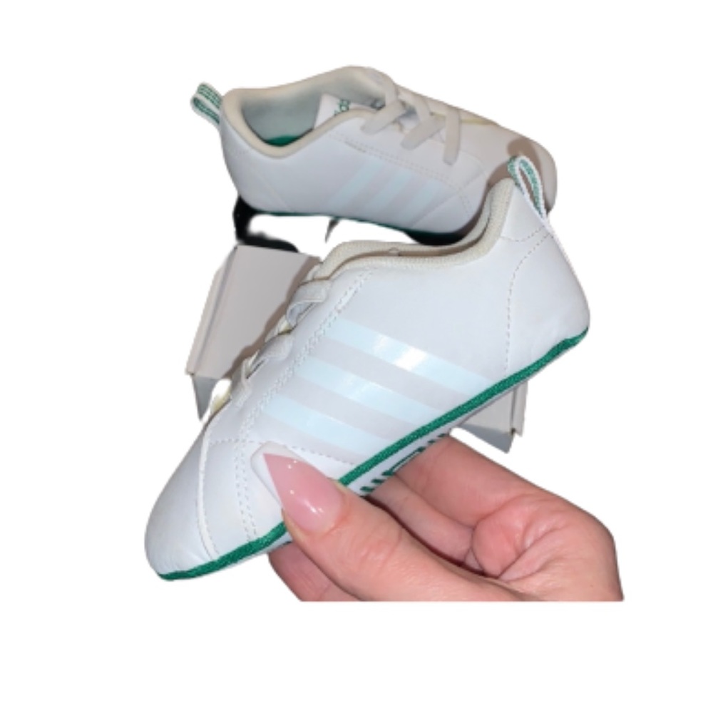 Adidas crib sneaker💚